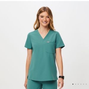 2 XS Unopened Figs Catarina 1-Pocket Scrub Top